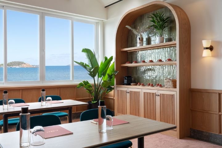 Zona de café del Hotel Riomar con vistas al mar — Learn AI Ibiza