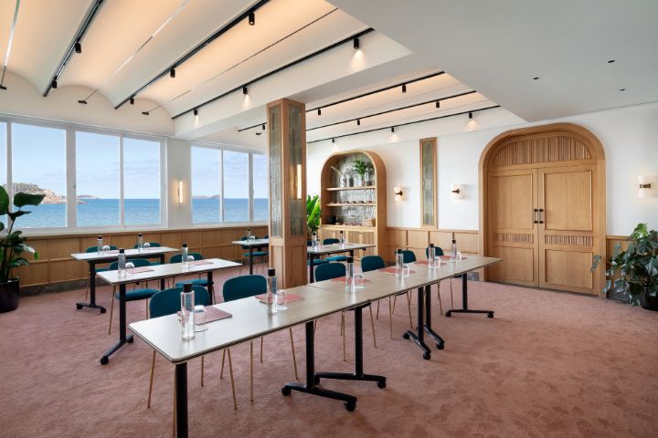 Sala de talleres del Hotel Riomar con vistas al mar — Learn AI Ibiza